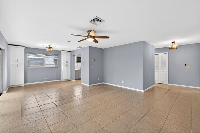 Building Photo - 423 Pine Tree Ct