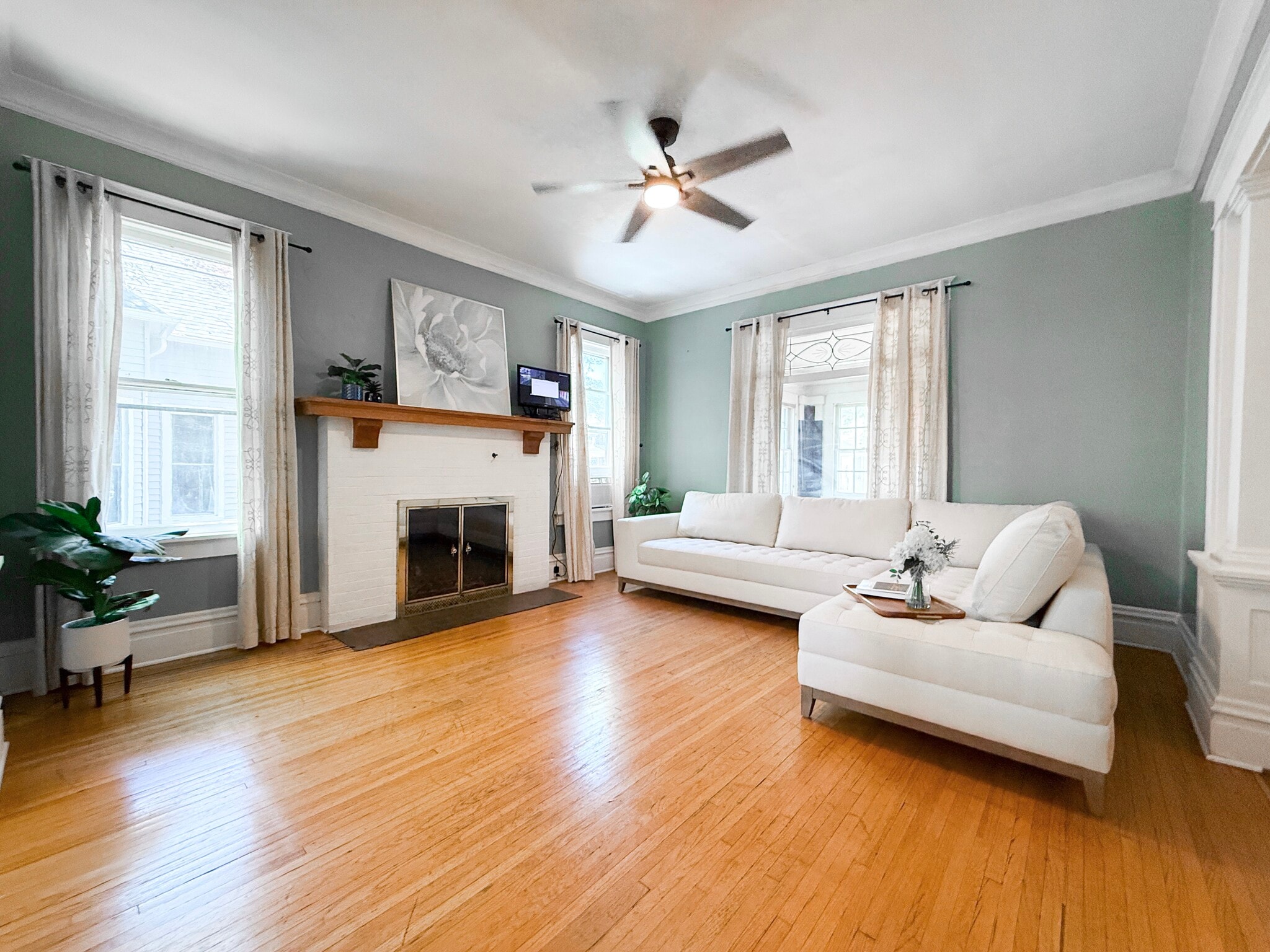 Building Photo - 1616 W Barker Ave