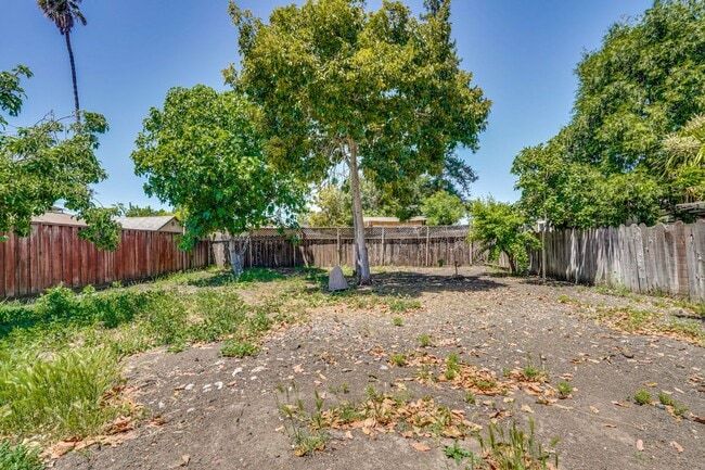 Building Photo - Charming updated 3 bedroom, 1 bathroom hom...