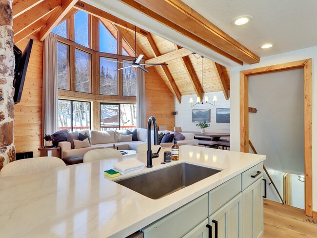 Building Photo - 656 Aspen Dr