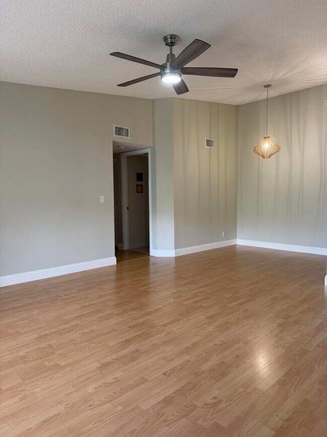 Building Photo - 13811 Oneida Dr