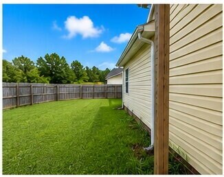 Building Photo - Adorable 3 bed, 2 bath w/ Attached Garage!