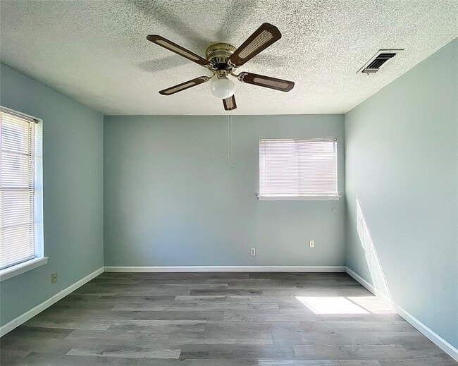 Building Photo - 8602 Colonial Dr