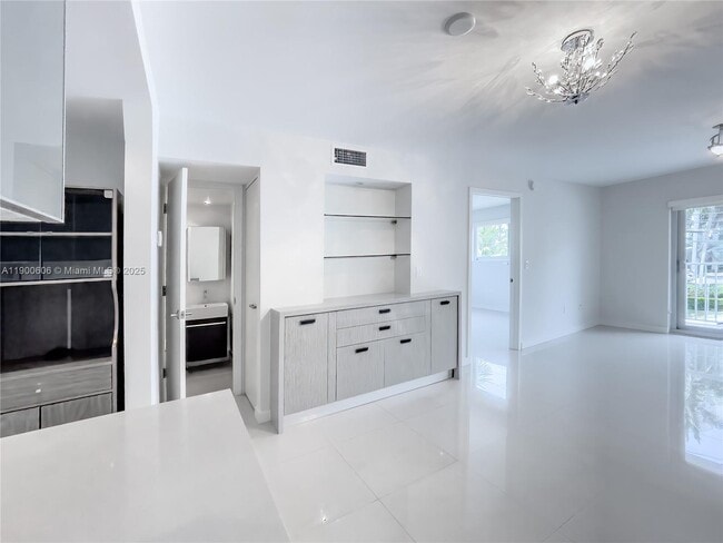 Building Photo - 1674 Bay Rd