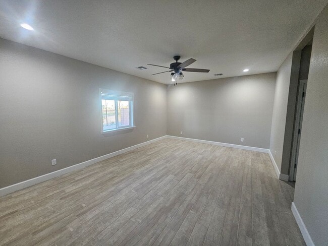 Building Photo - 3 Bedroom Home in Desert Lakes on the Golf Course