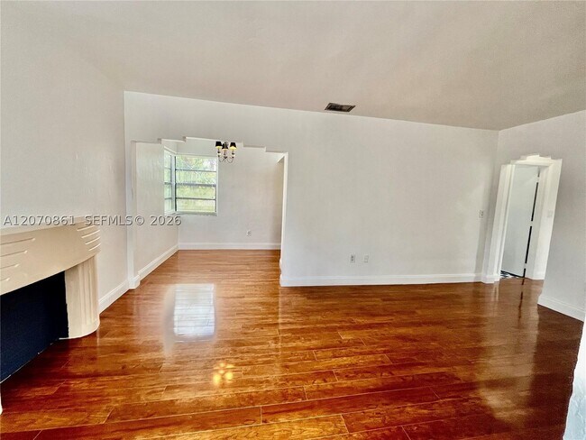 Building Photo - 525 NE 65th St