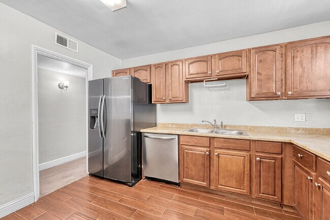 Building Photo - $2,295.00 - 3 Bedrooms, 2 Bathrooms, Singl...