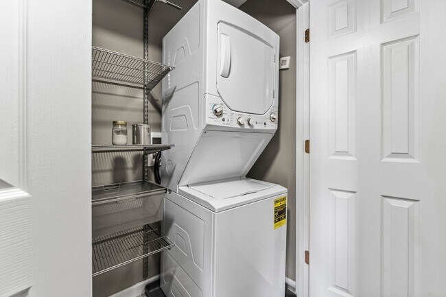 Building Photo - 1943 Greenpoint Dr