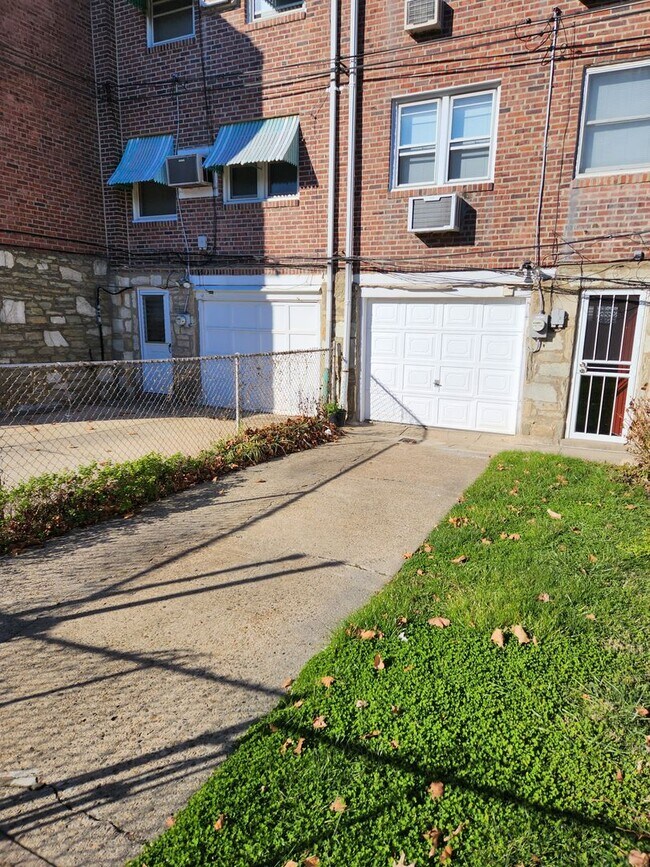 Building Photo - Remodeled Home - Mayfair