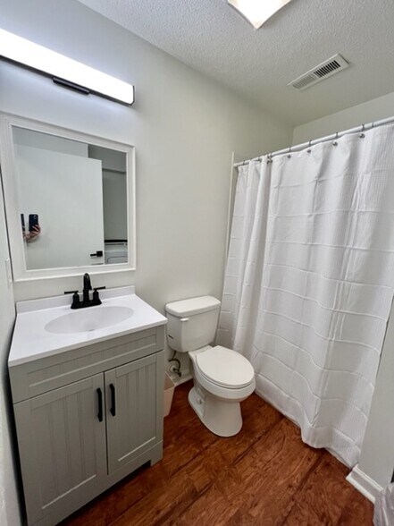 Building Photo - 1413 Willow Crossing Dr