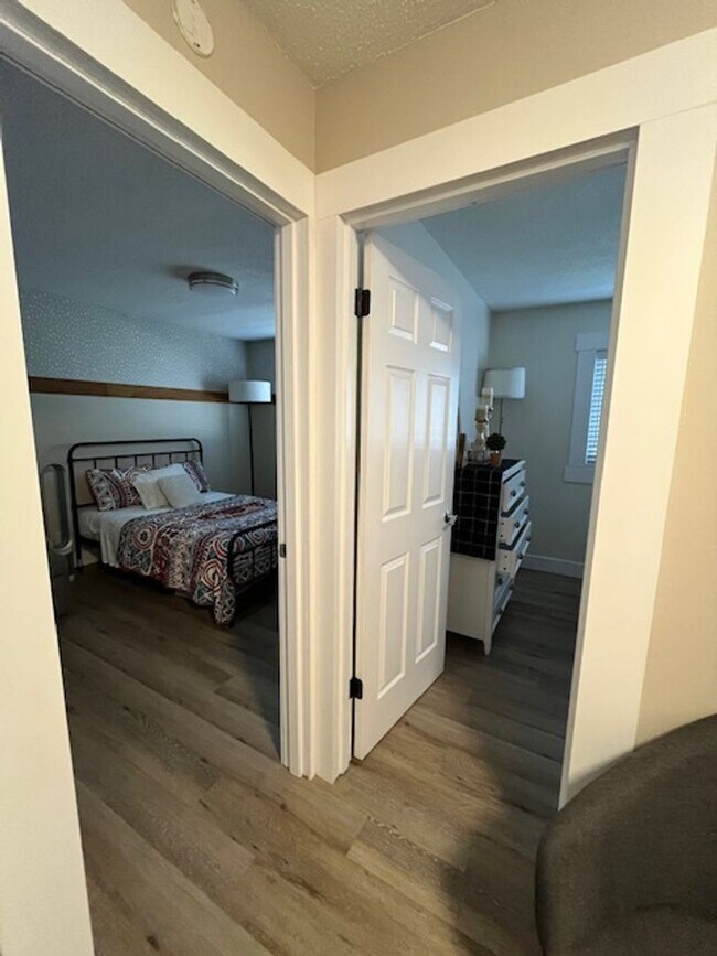 Building Photo - ? **Charming Single-Level Home Just Minute...