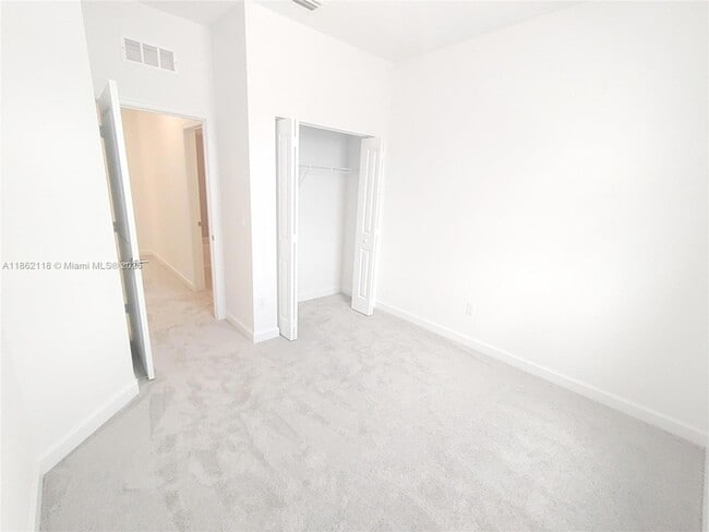 Building Photo - 390 SE Crossoak Ln