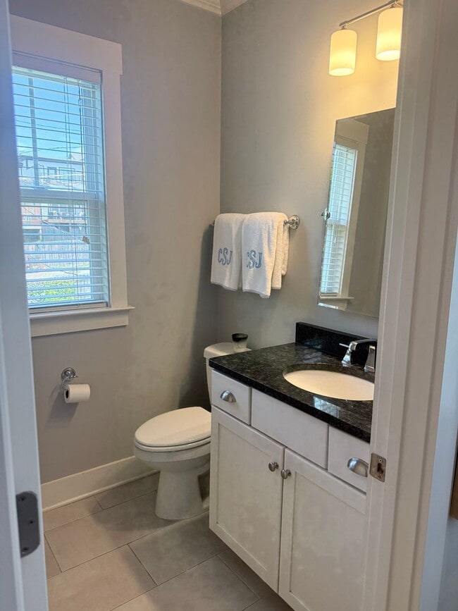 Building Photo - 3 bedroom/3 bath in The Nations!