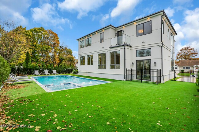 Building Photo - 19 Clarence Ave