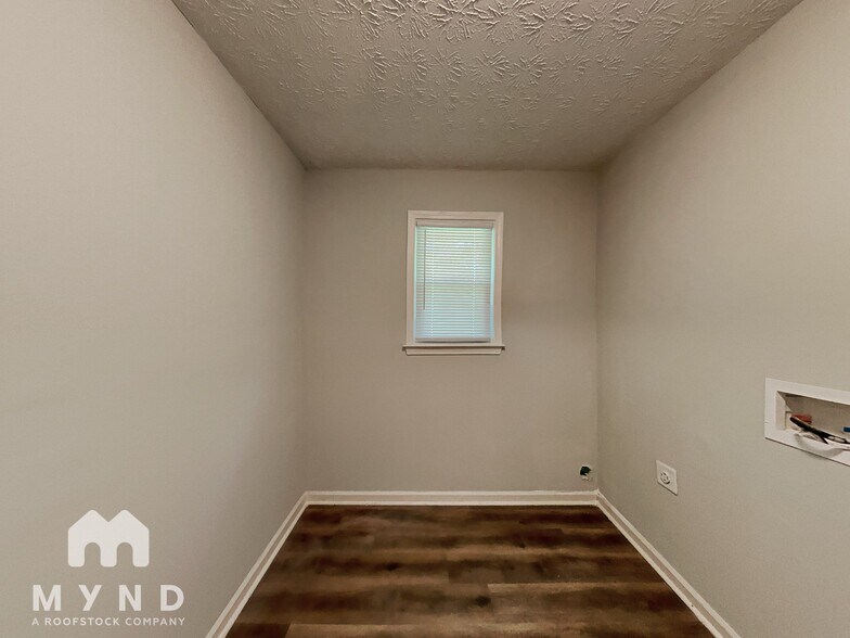 Building Photo - 2728 Columbia Dr