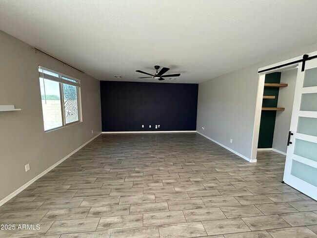 Building Photo - 25930 N Thornhill Dr