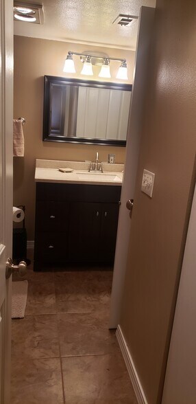 Building Photo - 9715 Independence Dr