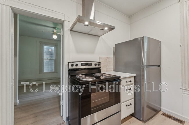 Building Photo - 907 Floral Ave