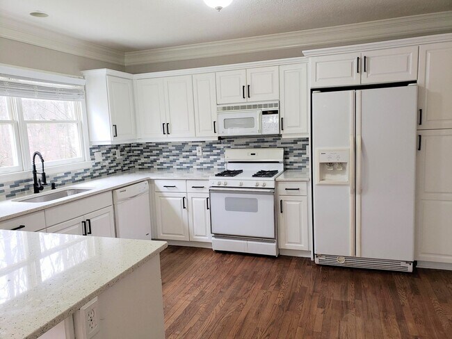 Building Photo - Beautiful 4BR Home In Established Neighborhood.