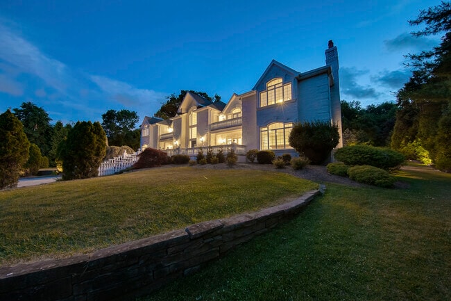 Building Photo - 51 Chestnut Ridge Rd