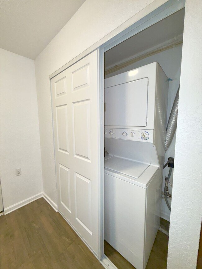 Building Photo - Now available! Charming 2 bed / 1 bath condo in a prime Tallahassee location.