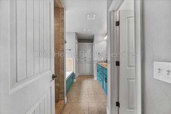 Building Photo - 625 NE 23rd St