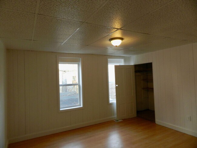 Building Photo - *** South Side Flats * 3 Bedroom House * Fully Renovated * With Fenced In Yard * Walk to E. Carso...