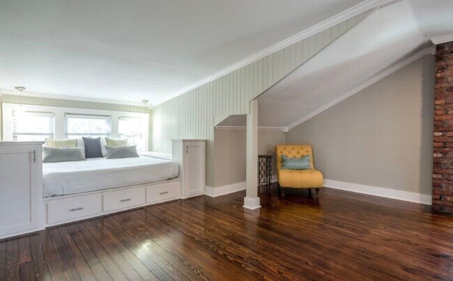 Building Photo - Gorgeous Renovated Highlands Bungalow – Av...