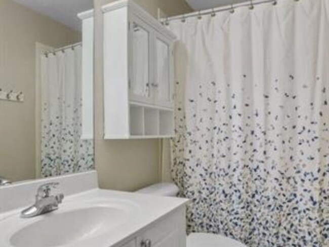 Building Photo - Three Bedroom Townhome in Southwood