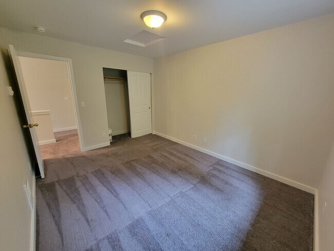 Building Photo - Freshly Painted Duplex in the Heart of Sil...