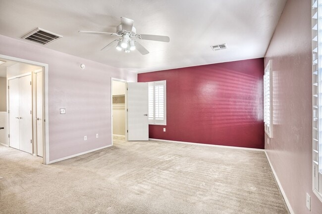 Building Photo - Lovely 3 Bedroom House in Desirable Area!