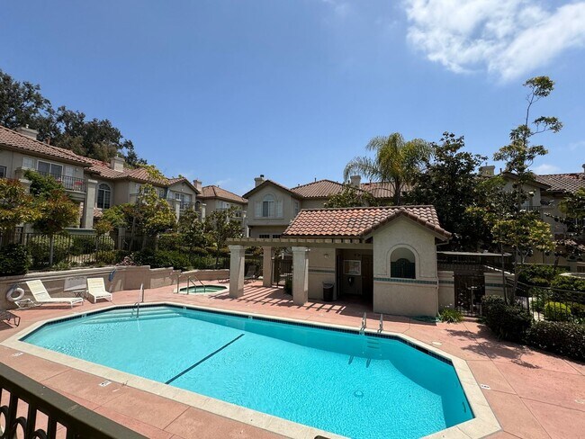 Building Photo - Large, end-unit townhome in the heart of Thousand Oaks