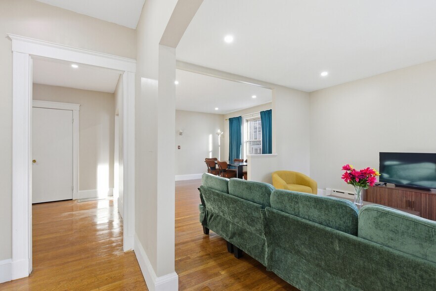 Building Photo - 706 Metropolitan Ave