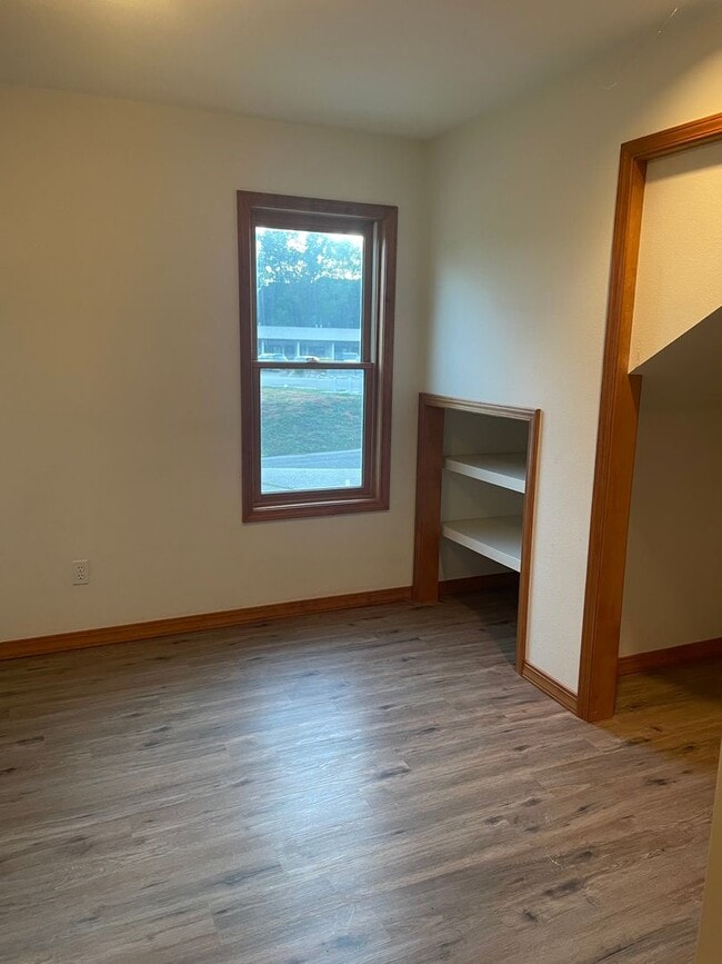 Building Photo - Large Three Bedroom on the North Side of D...