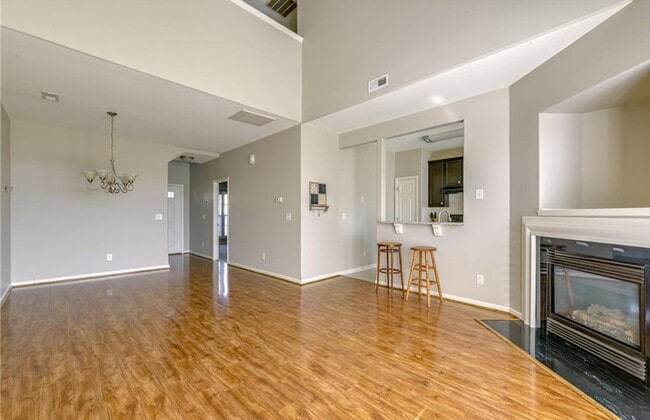 Building Photo - Very nice townhome with primary bedroom on...