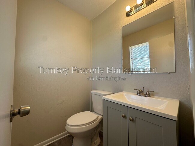 Building Photo - 5913 Lyndell Dr