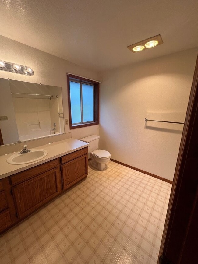 Building Photo - Large 2 Bedroom Hucrest Home! 1 Year Lease Required