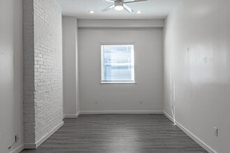 Building Photo - 916 Highview St