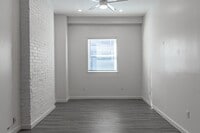 Building Photo - 916 Highview St