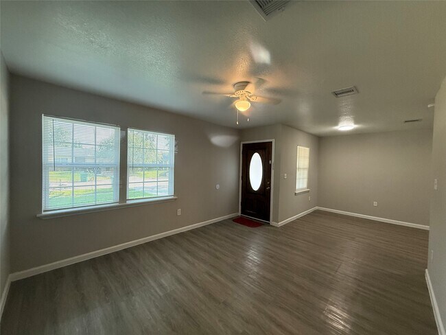 Building Photo - 1415 Regal St