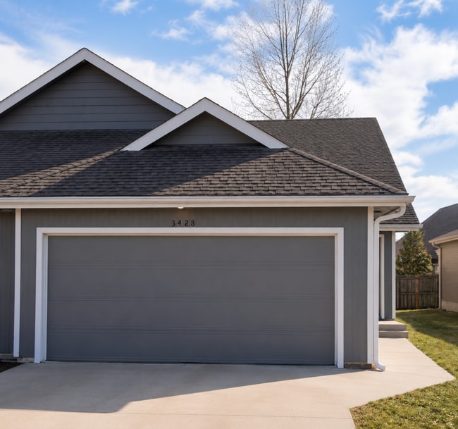 Building Photo - Great 3 Bed 2 Bath Duplex w/ attached 2 car garage!