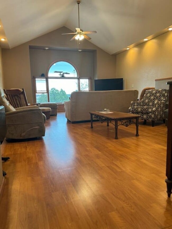 Building Photo - $2400 - 5 Bedroom, 2 Bath Home - Great Downtown Location and Views!!