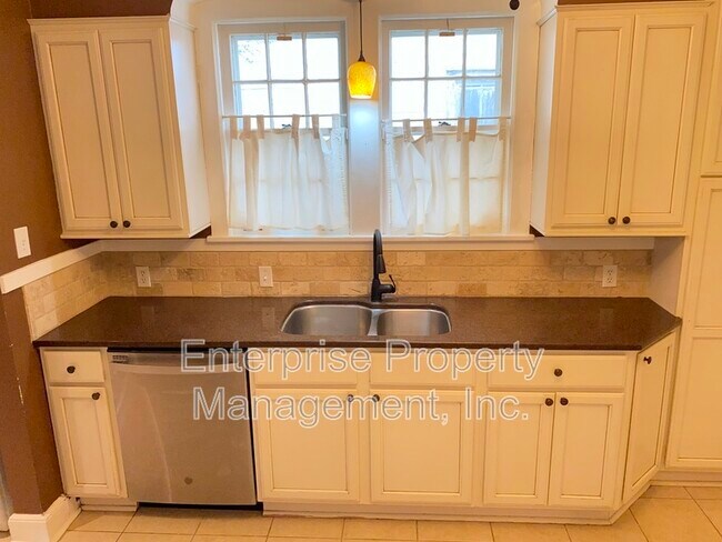 Building Photo - 451 S Reese St