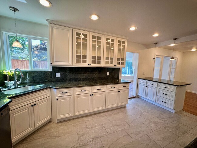Building Photo - Charming 2 Bed 1.5 Bath in Redwood City!