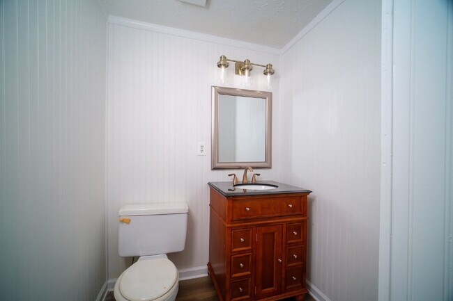 Building Photo - "Charming 3-Bedroom  with 1.5 Baths in Kings Mountain - Cozy 1050 sqft Home!"