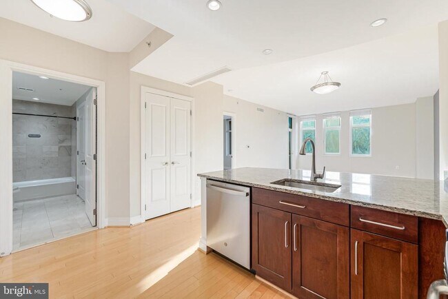 Building Photo - 8220 Crestwood Heights Dr