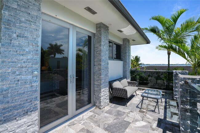 Building Photo - 9301 N Bayshore Dr
