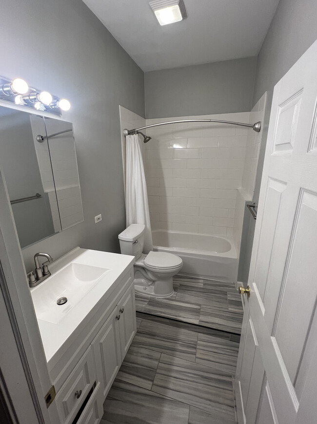 Upstairs Bath - 2737 N Kenmore Ave