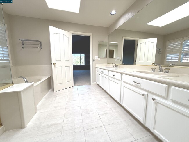 Building Photo - 600 Bourne Ct