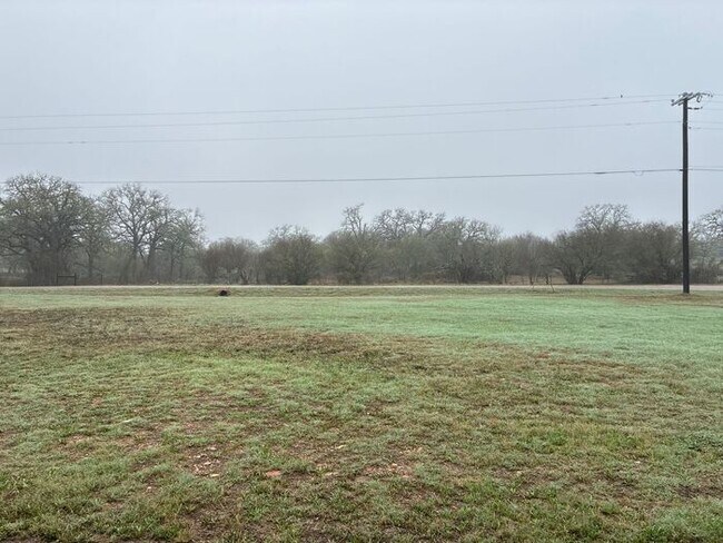 Building Photo - 5BR/3BA w/ Front Yard + Assigned Parking in Kingsbury, TX